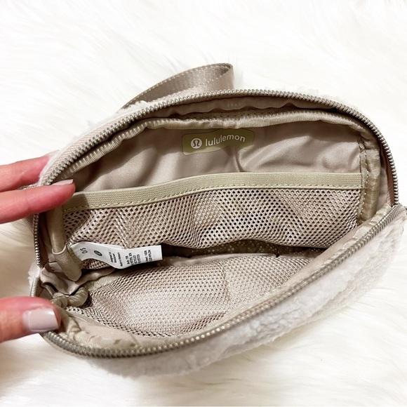 Lululemon • Everywhere Belt Bag Fleece - Picture 12 of 14